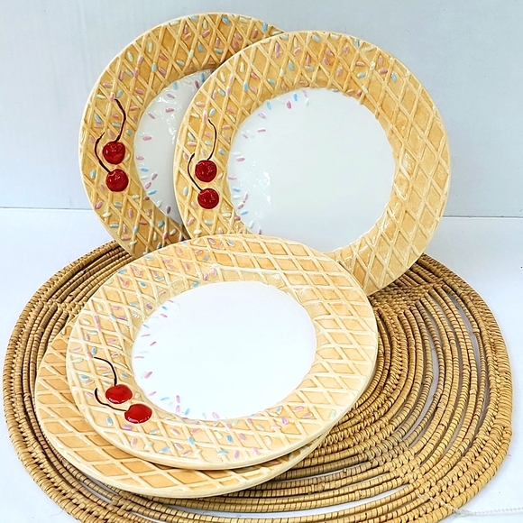 ONEIDA KITCHEN WE ALL SCREAM FOR ICE CREAM PATTERN SET OF 4 DESSERT PLATES - Picture 7 of 8